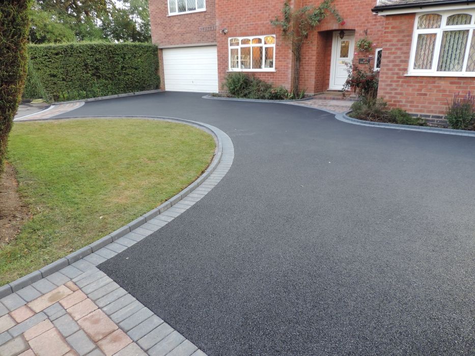 Tips for Choosing the Right Tarmac Driveway Service