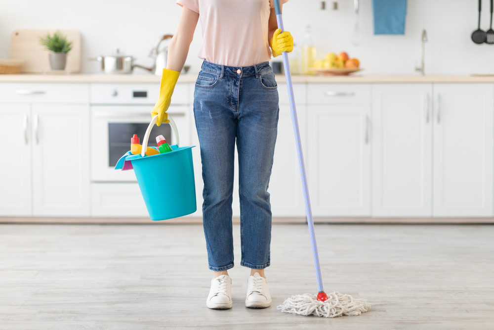 How do Professionals Clean the Kitchen?